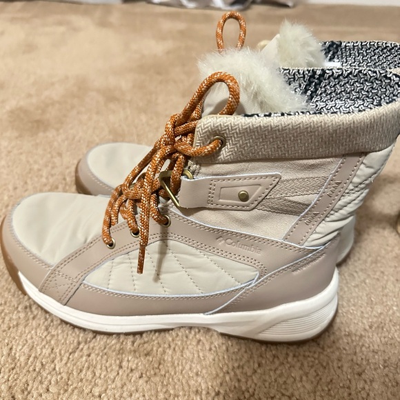 Columbia women’s Femmes Meadows shorty boots - Picture 2 of 8